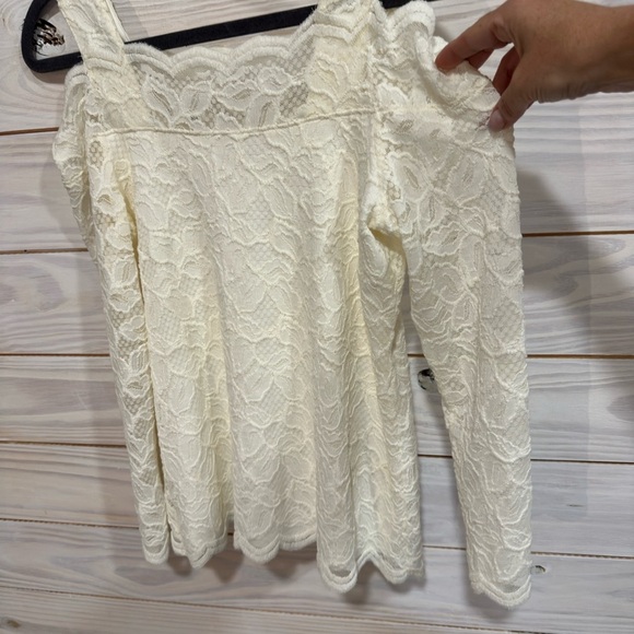 Elegant Lace Cream Top - Picture 5 of 6